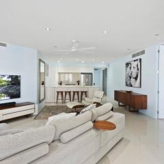 Experience Brisbane in Style Spacious 3 BR Retreat with Parking in West End