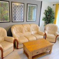 Windy House - private garden with patio - free parking