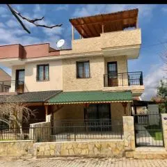 Denize 200 metre, 3+1 Bahçeli Villa