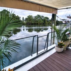 Brand New House Boat Stunning Views and Resort Amenities