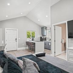 New Modern Cozy Guest House, Parking, Pet Friendly in Mar Vista!