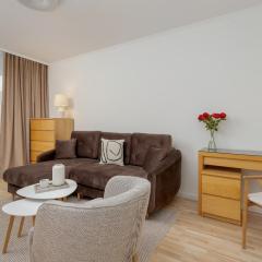 Two Bedroom Apartment in Gdańsk with Desk for Remote Work and Bathtub by Noclegi Renters