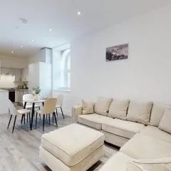 Spacious three bedroom apartment with Valley views