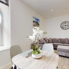Spacious three bedroom apartment with Valley views