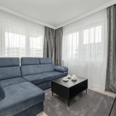 Luksusowy Apartament z 3 Sypialniami, Klimatyzacją, Parkingiem i Biurkiem we Wrocławiu by Renters Prestige
