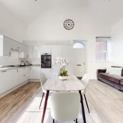 Spacious three bedroom apartment with Valley views