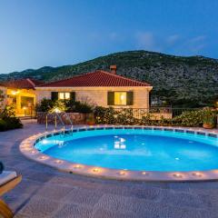 Villa Kate - fairytale, outdoor pool, 4 bedrooms, free parking