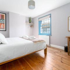 Lovely terraced house central & quiet by the sea