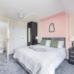 3 Bed House, Sleeps 6 - Contractors, Relocators & Visitors, Free Parking and Private Garden