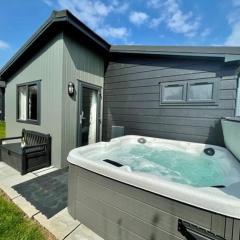 *Luxury holiday home with hot tub close to beach*