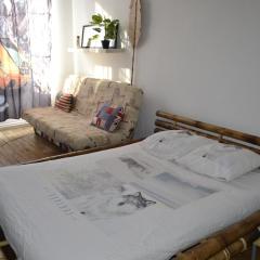 Grande chambre avec lit Bambou et canapé lit