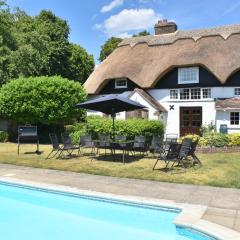 Beautiful Thatched Cottage with heated outdoor pool, Great for families & Dog Friendly!