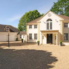 Captivating 5-Bed House in Woking