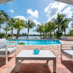 Tropical Waterfront Family Oasis - Amazing Location
