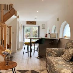 Cosy Valley-View Cottage - Hot Tub, Free Parking, Countryside Views