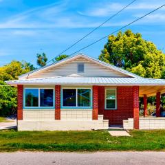 Classy cottage with a washer/dryer, central AC, & fast WiFi - near beaches