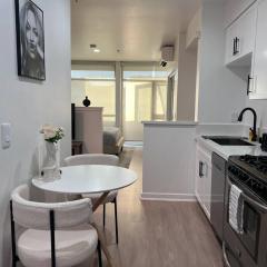 Seaside Retreat in Santa Monica, steps to the beach, free parking