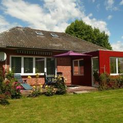 Gemütliches Ferienhaus am Deich mit Gartenzimmer und schönem Garten