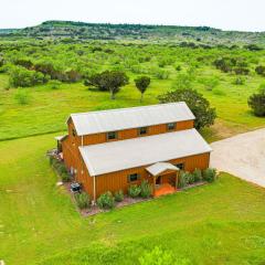 Cozy Strawn Cabin with Pool Access - Near Lake!