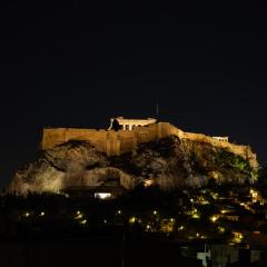 Selini - Topfloor apartment in historical Athens