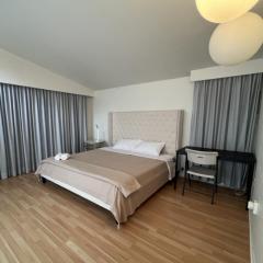 vihome-one Queen bedroom near Bayview Village