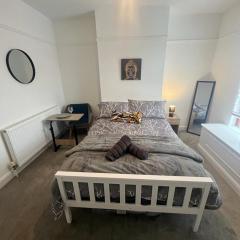 Private Double Bedroom w Microwave, kettle & Smart TV