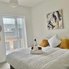 The Parkes - A Stylish 3BR House with free parking, 5 mins from Central Birmingham close to Edgbaston Cricket Ground, The University of Birmingham, Aston and BCU, Moseley, Kings Heath and much more