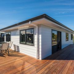 Middle Island Bach - Taupo Holiday Home