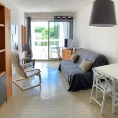 Charmant studio, vue mer, à deux pas de la plage