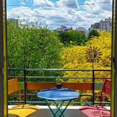 Studio avec balcon et vue sur grand jardin, canopée, lumineux et design