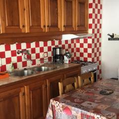 Appartement 3 pièces avec balcon, proche des remontées mécaniques et du centre, parking inclus - FR-1-676-56