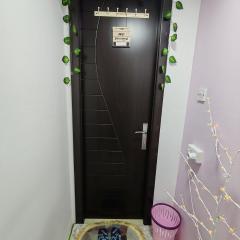 Zee Homes Loft Room in Al Mankhool Bur Dubai 5 min Walkable from Sharaf DG Metro