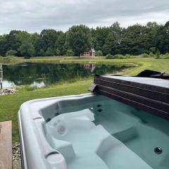 11 Acre Wood - Cabin getaway - fishing & swimming pond - hot tub