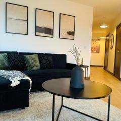 Luxurious & Spacious 2 Bed Apartment- Private Parking