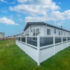 Stunning 6 Berth Lodge With Partial Sea Views In Suffolk Ref 68007cr