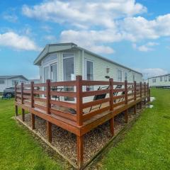 Lovely 6 Berth Caravan With Decking, Wifi And Onsite Beach Access Ref 68004cl