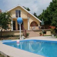 Ein Ferienhaus mit Pool, einem Garten und Seeblick