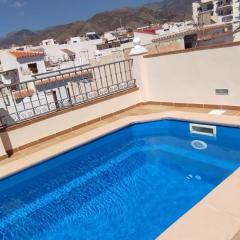 Ático con piscina privada en el corazón de Nerja!