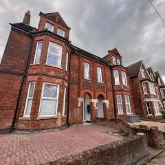 Central Bedford FREE Parking & Private Garden& Conservatory Perfect for large group of people