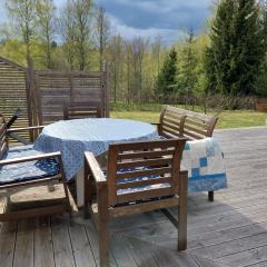 Gula Stugan Rönnäs Skogsväg