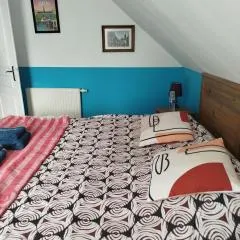 Chambre bleue dans maison avec parking