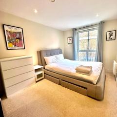 Modern 1 bedroom apartment moments from Shoreditch