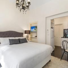 Chic CBD Studio in Heritage House with Pool & BBQ