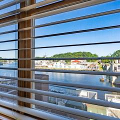 Colonial 1 - studio apartment overlooking the Black River