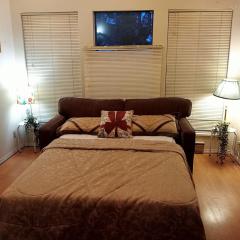 Affordable Double Bed in Open Living Room in Surrey, Close to Town Centre 5