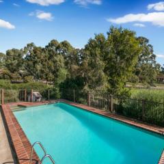 Pool And Park Seacliff Retreat - Pet Friendly