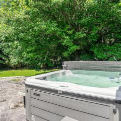 Lily Pond Haven - Private Hot tub - Large recently remodeled home!