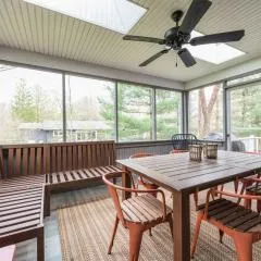 Little Grey Cottage - Beautifully decorated large vacation home - Walking distance to Lake Michigan!