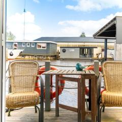 Charming and cozy Houseboat near Giethoorn