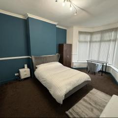 Comfortable Room in Shared Sheffield Detached House